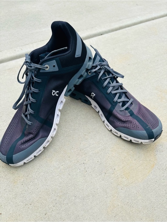 On Running Cloud flow Men\'s Trainers in Black and Gray accents size 12.5 main image 9